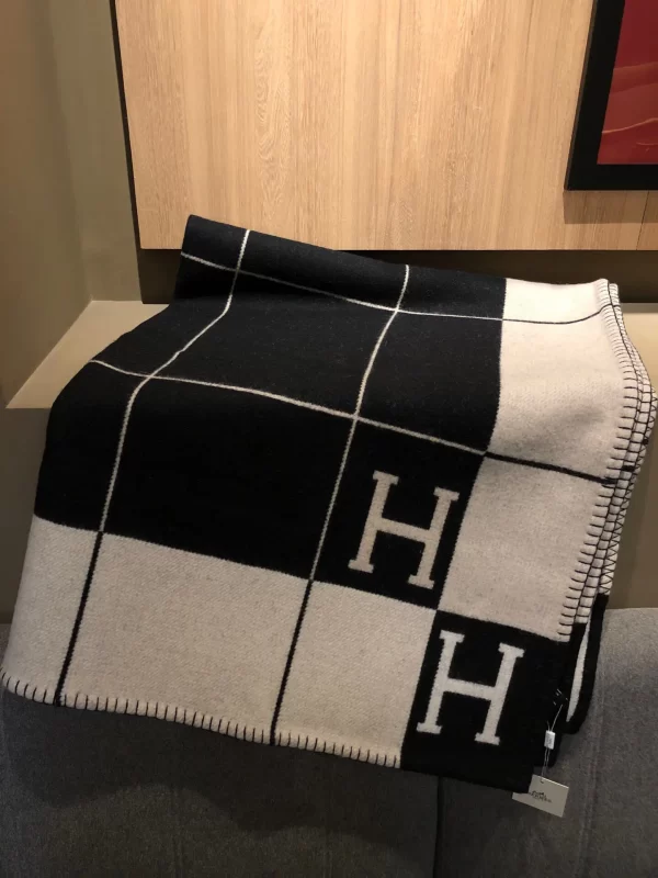 Hermès Avalon III Throw Blanket - Écru / Noir