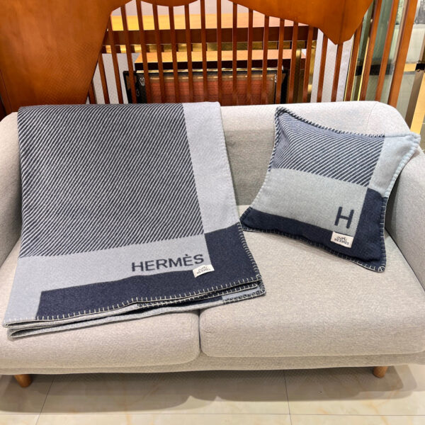Hermès H Riviera Blanket and pillow Navy Blue